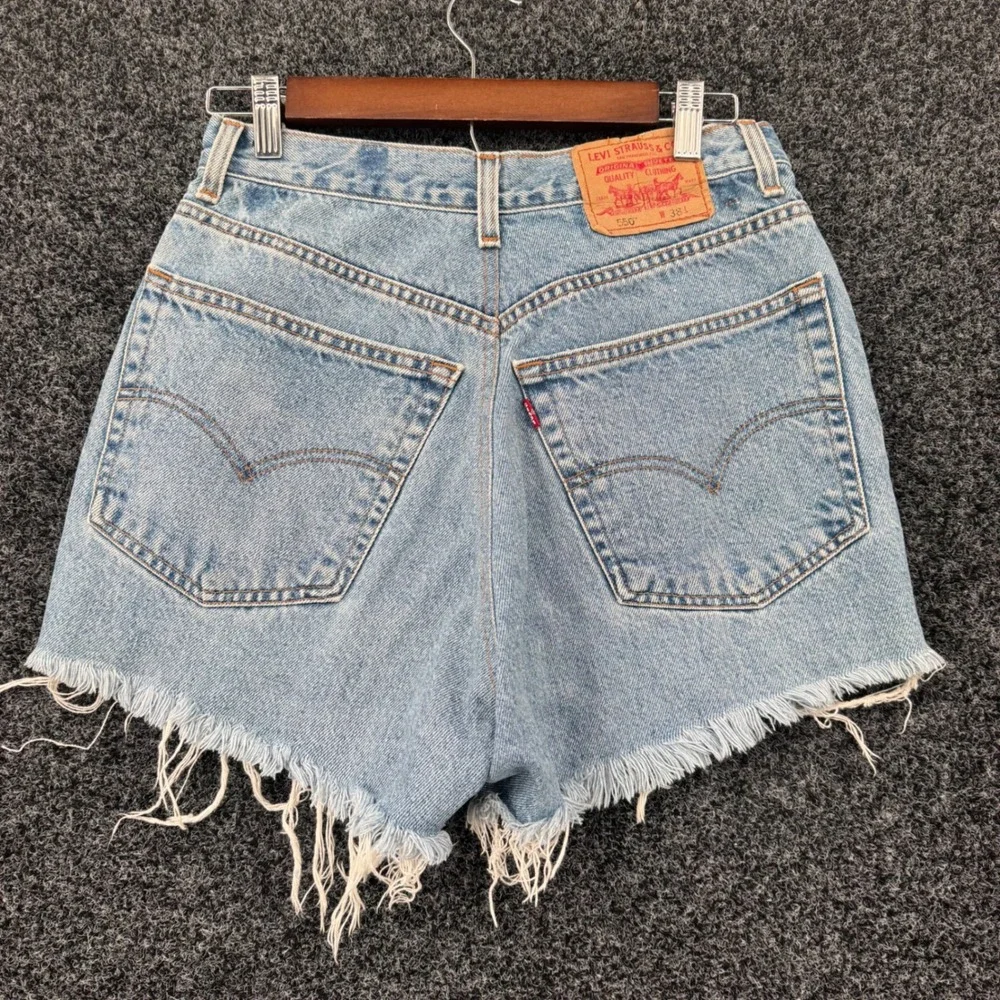 Levis 550 Distressed Denim Shorts Light Wash Frayed Cut Offs W38 L